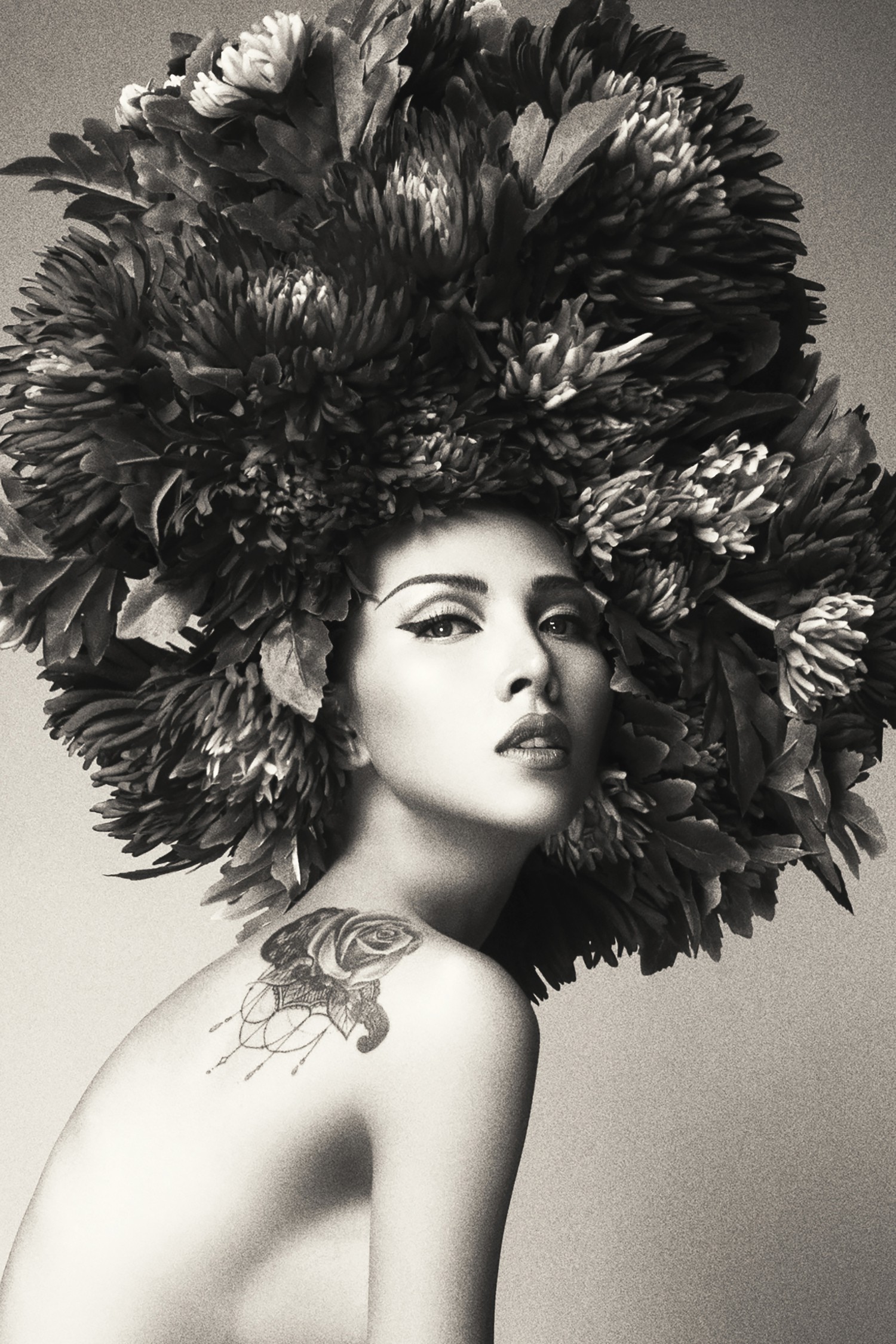 Hà Tăng vai trần, Kỳ Duyên cùng loạt mỹ nhân Việt khác trút bỏ xiêm y trong bộ ảnh của NTK Đỗ Mạnh Cường